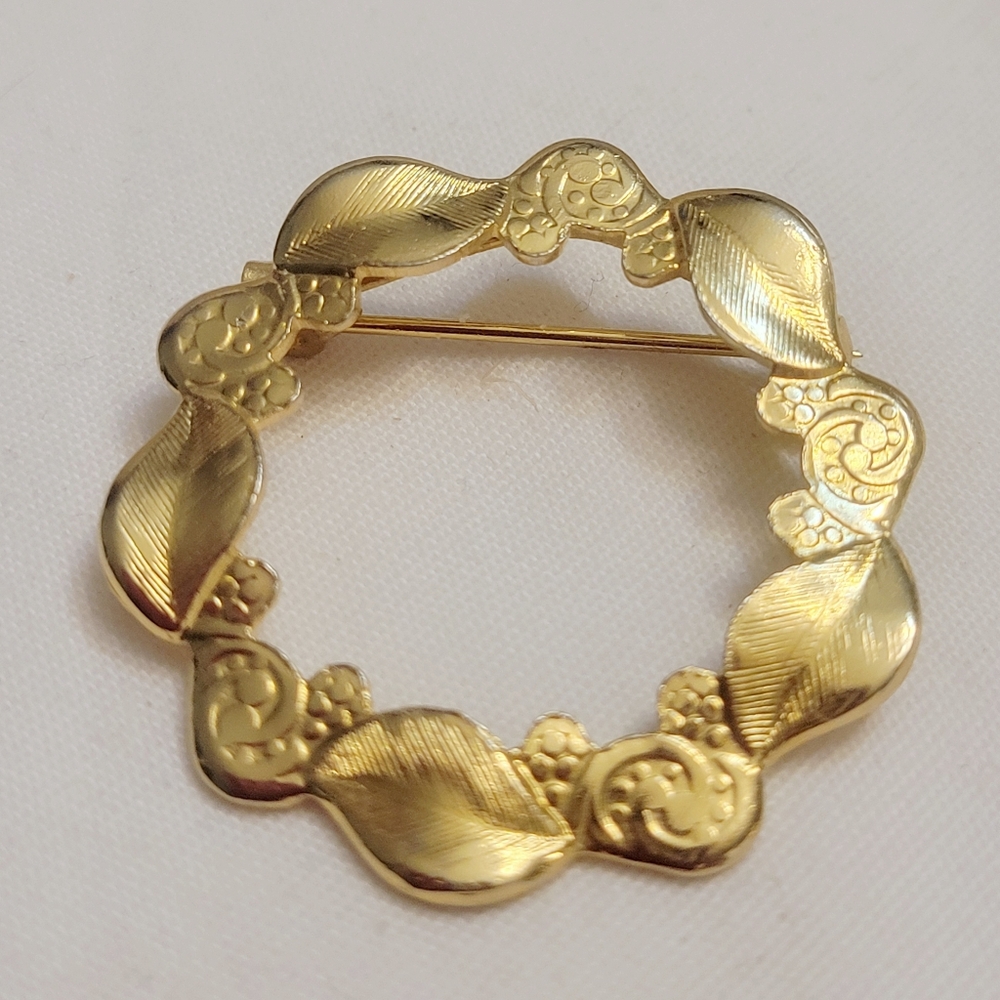 Vintage Gold-Tone Spiral  Wreath Brooch